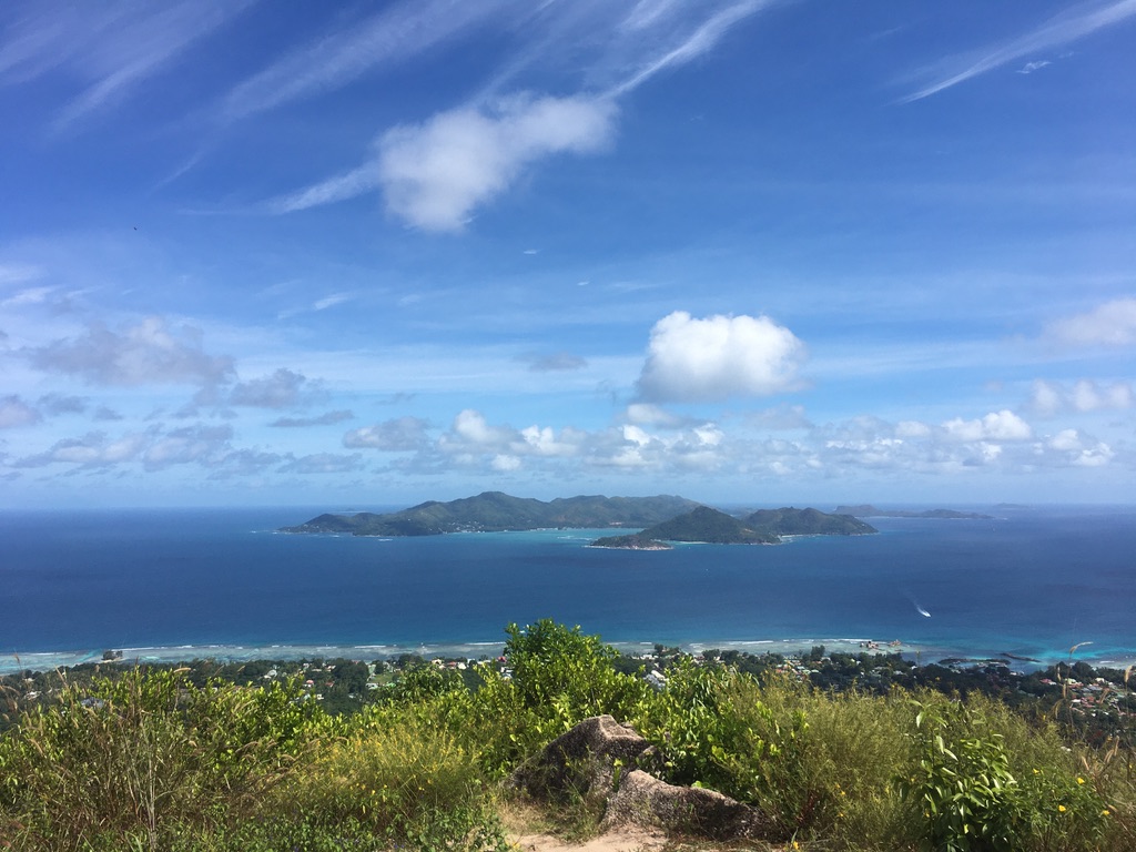 セイシェルの山頂から見た島