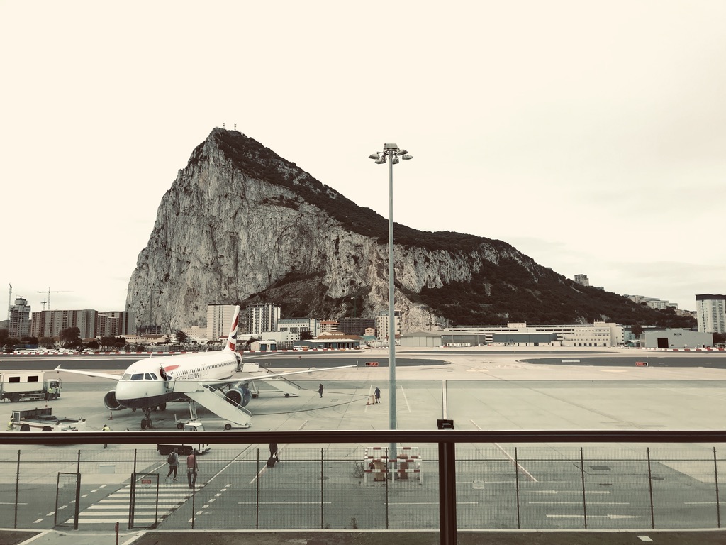 ジブラルタル空港から一望できるジブラルタルロック