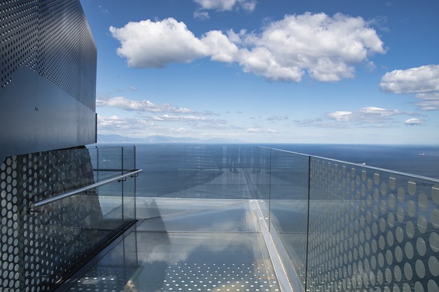 ジブラルタルロックの頂上にあるガラス張りの展望台