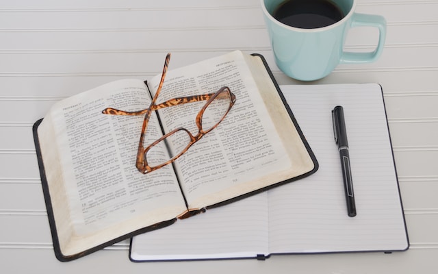 メガネと辞書とノートとコーヒー