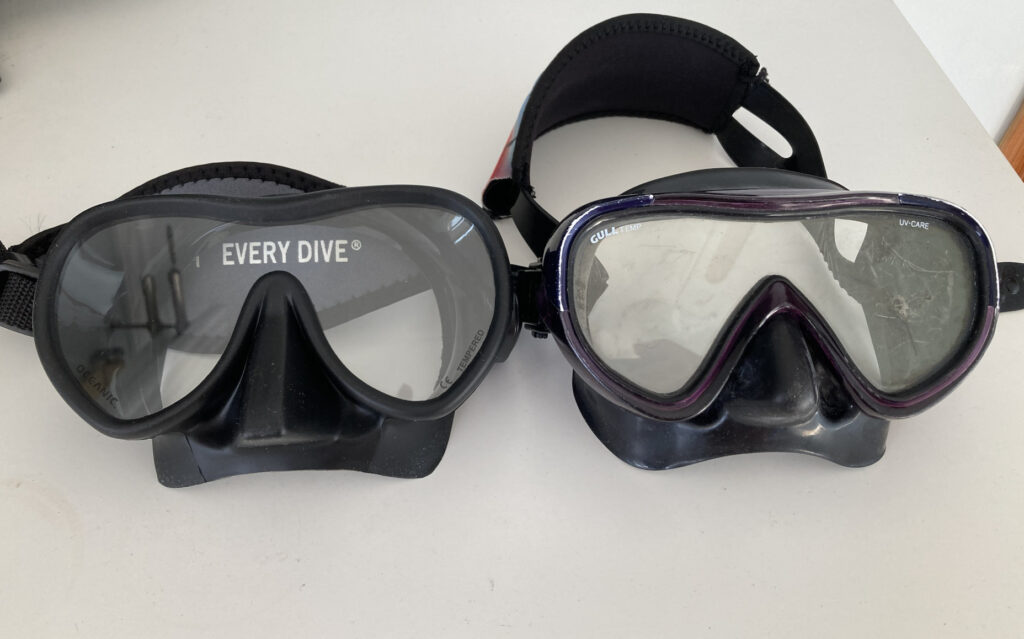 正面から見た２つのダイビングマスクの比較写真