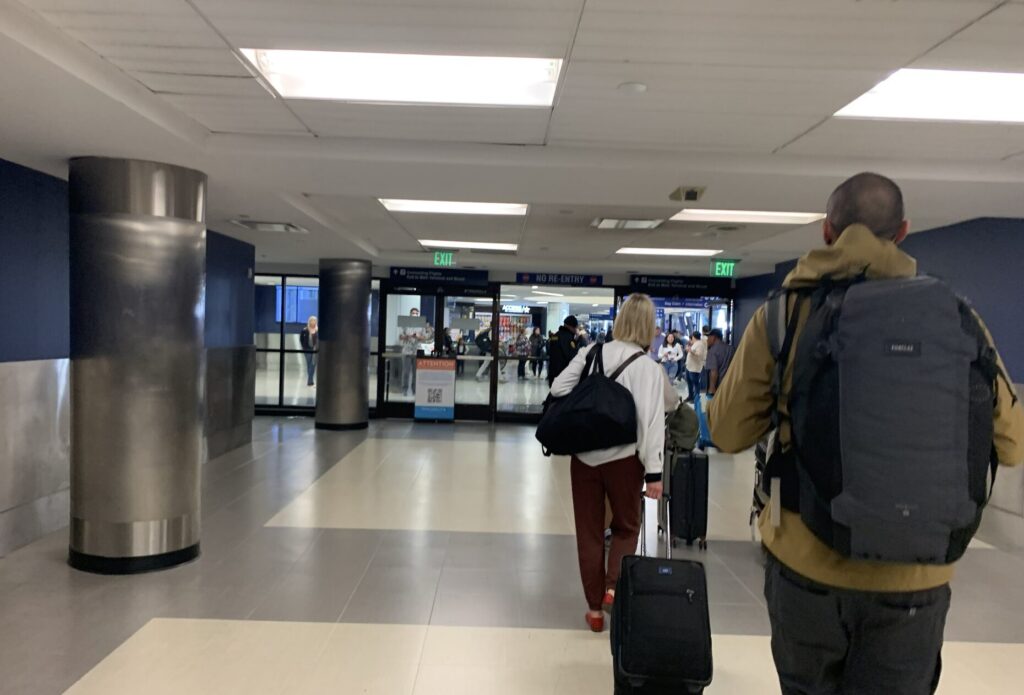 LAX空港から出る人々