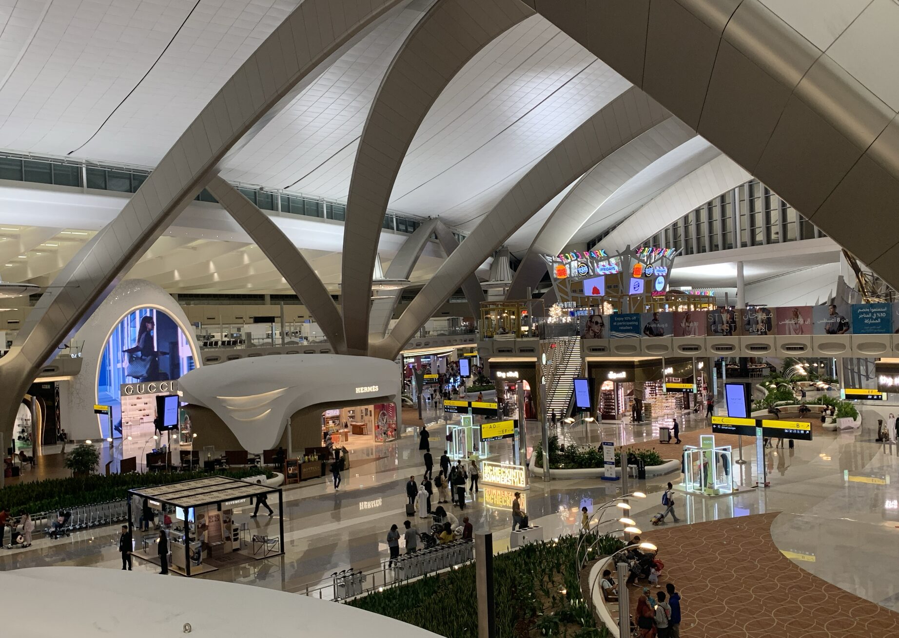 アブダビ空港で暇つぶし!無料で過ごせるオススメ施設紹介|世界を渡り泳いだら